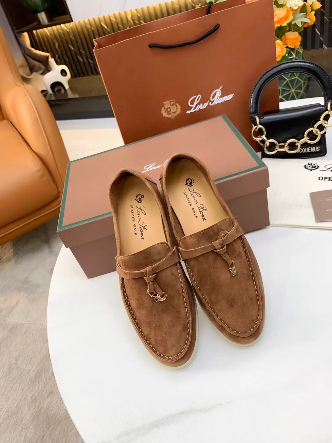 👟👟Ex-factory price 480 👟👟 Loro 👟👟Ex-factory price iana 💯Top genuine grade 💯Buy the original 1:1 copy💯 Founded the existing Loro 👟👟Ex-factory price iana company on April 24, 1924. It is now the sixth generation of family business, providing top quality products to customers who are discerning in taste and quality. Imported original fabrics. Imported Sheep Jing, made of plain calfskin lining. Hand-sewn thread. Original packaging. Size: 35-42 for women, 38-45 for men.
